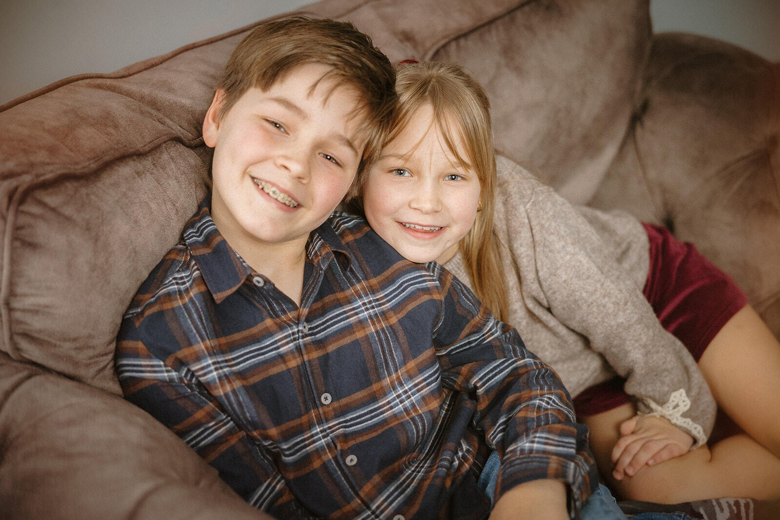 Christmas family session at home brother and sister photo, Christmas at home
